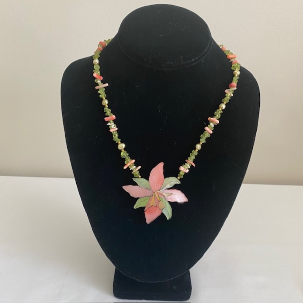 Lee Sands Hibiscus Flower Peridot Beaded Mother of Pearl Lucite Backed Necklace